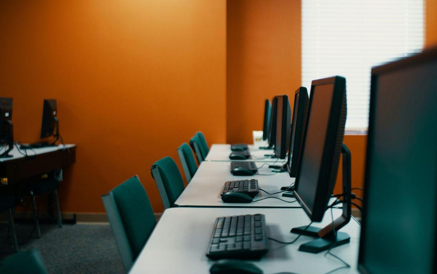 Espacio de trabajo organizado para estudiar finanzas